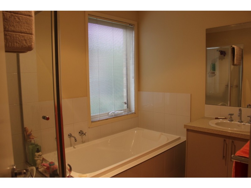 19 Harmon Drive, Drouin VIC 3818