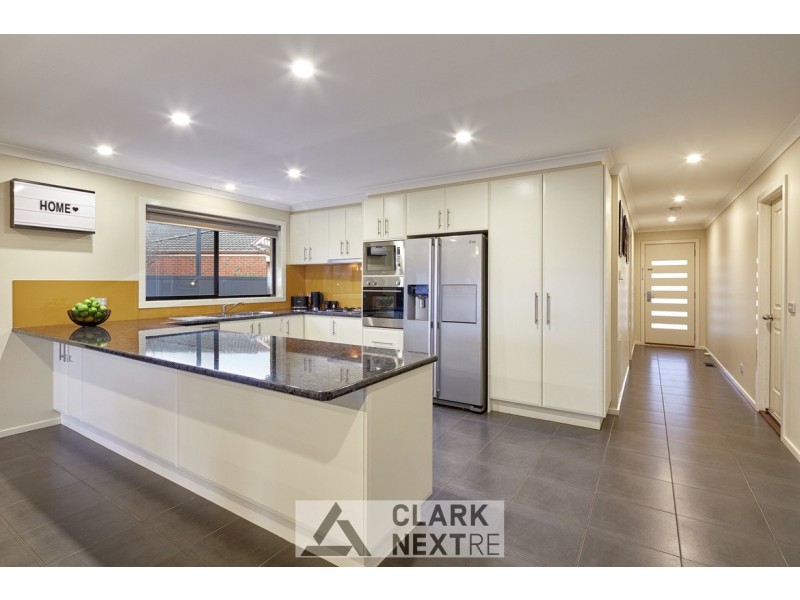 5 Cameron Court, Drouin VIC 3818