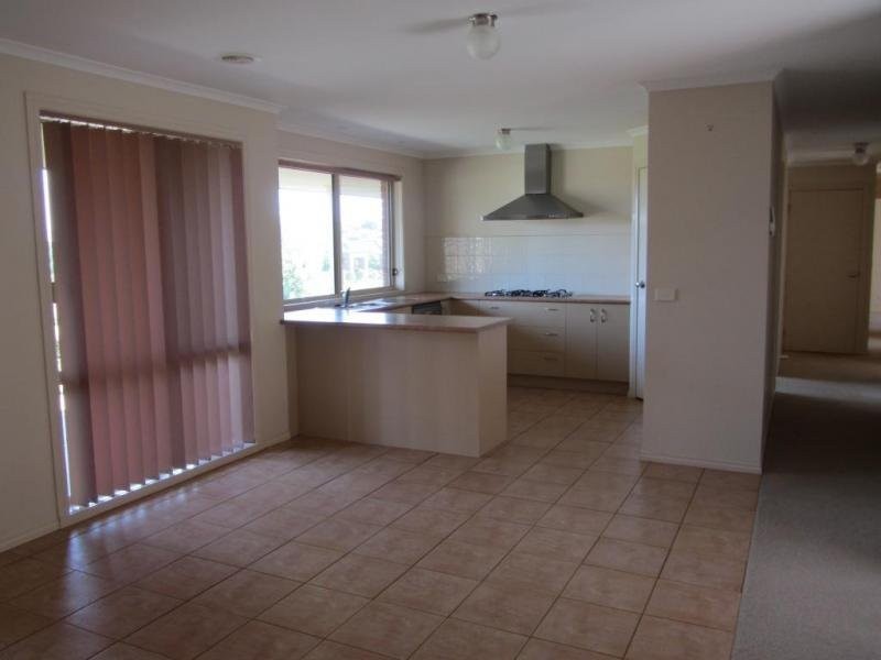 4 Summerhill Boulevard, Drouin VIC 3818