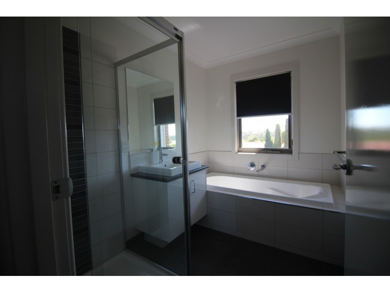 1/4 Hearn Street, Drouin VIC 3818