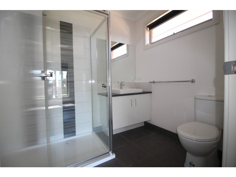 1/4 Hearn Street, Drouin VIC 3818