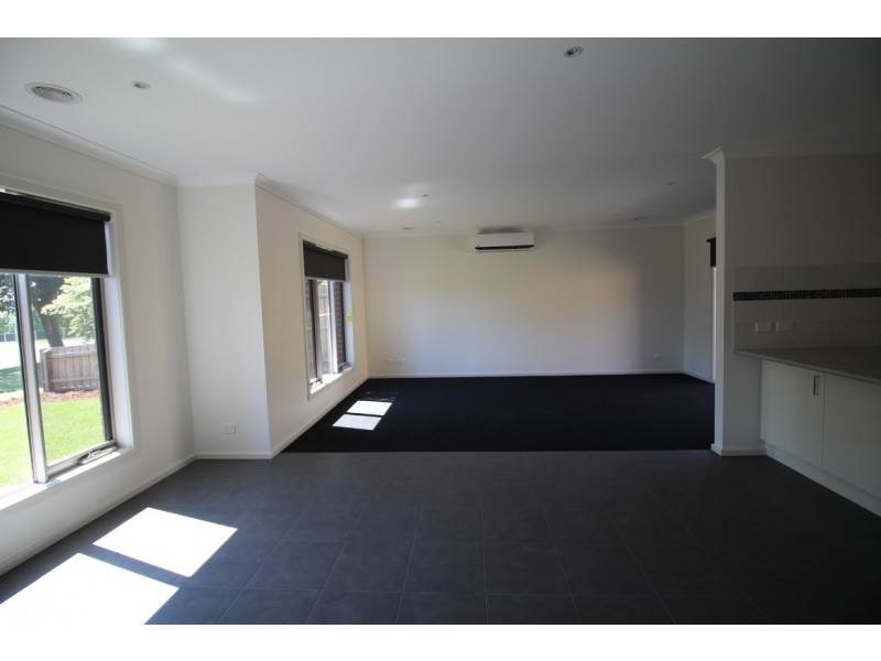 1/4 Hearn Street, Drouin VIC 3818