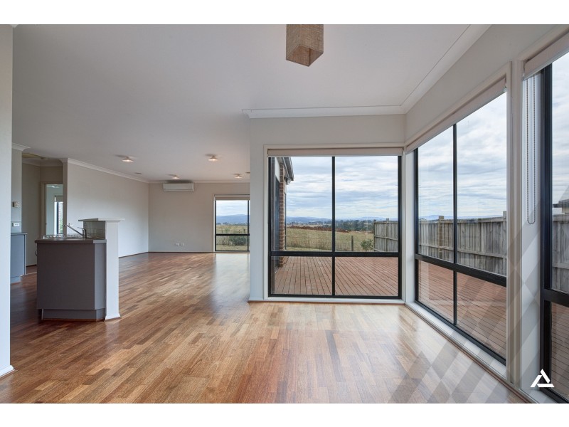 17 Lyndhurst Square, Drouin VIC 3818