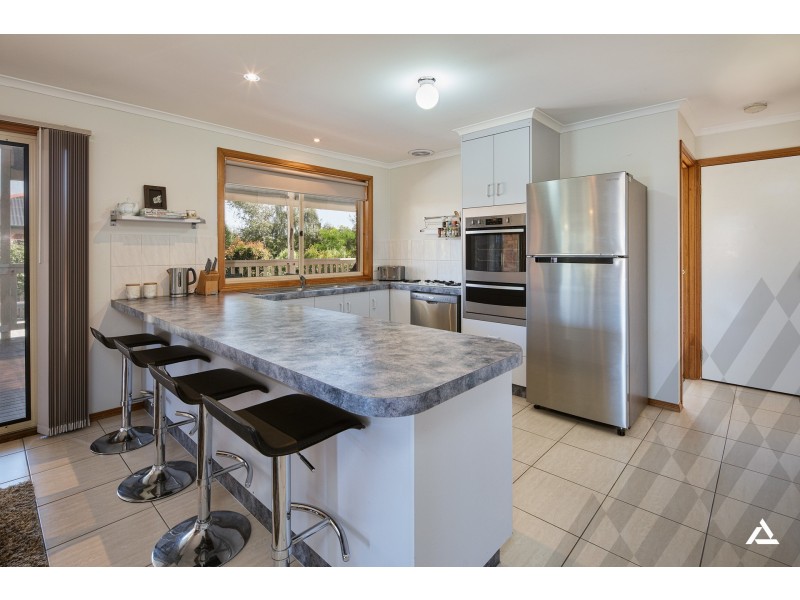 24 Adam Court, Drouin VIC 3818