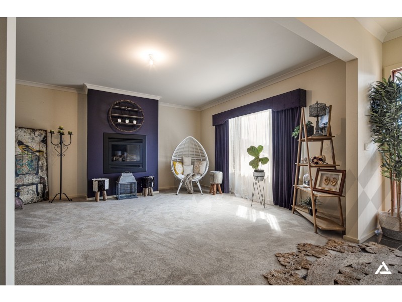 98 Jackson Drive, Drouin VIC 3818