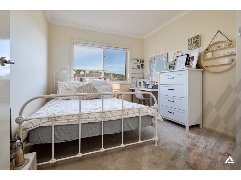 98 Jackson Drive, Drouin VIC 3818