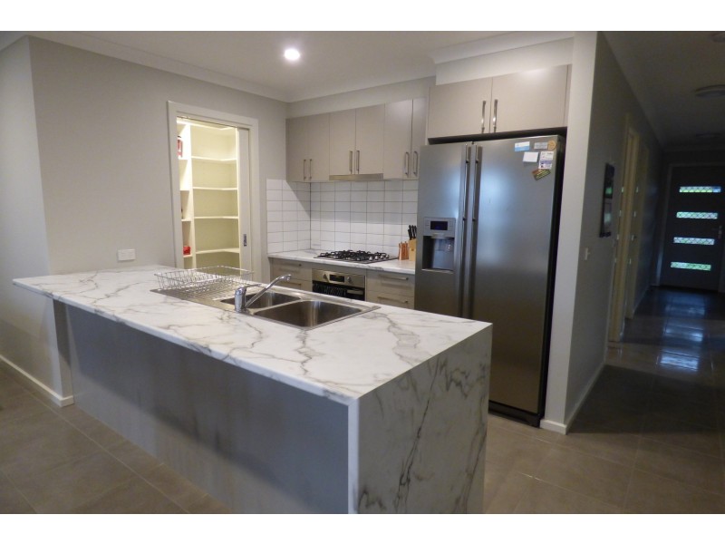 11 Chaucer Way, Drouin VIC 3818