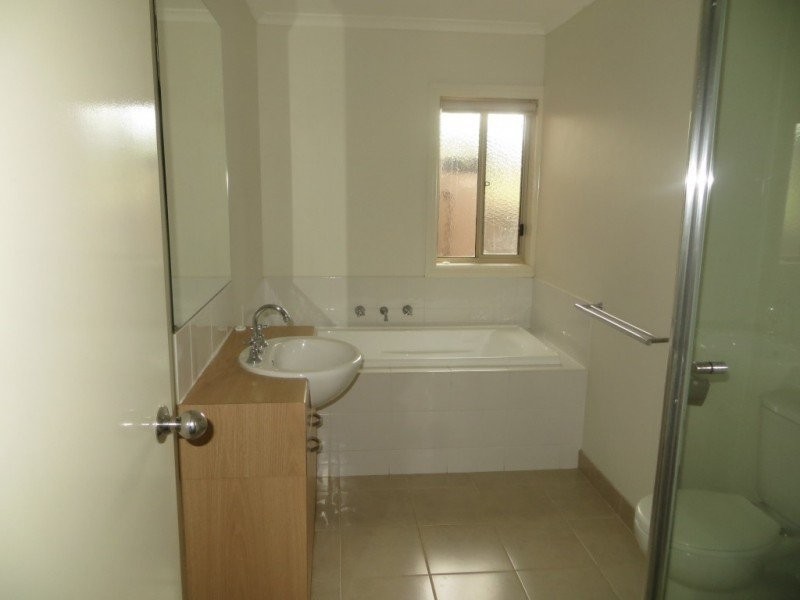 1 Orchard Court, Drouin VIC 3818