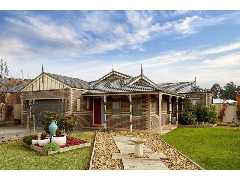 28 Valleyview Grove, Drouin VIC 3818