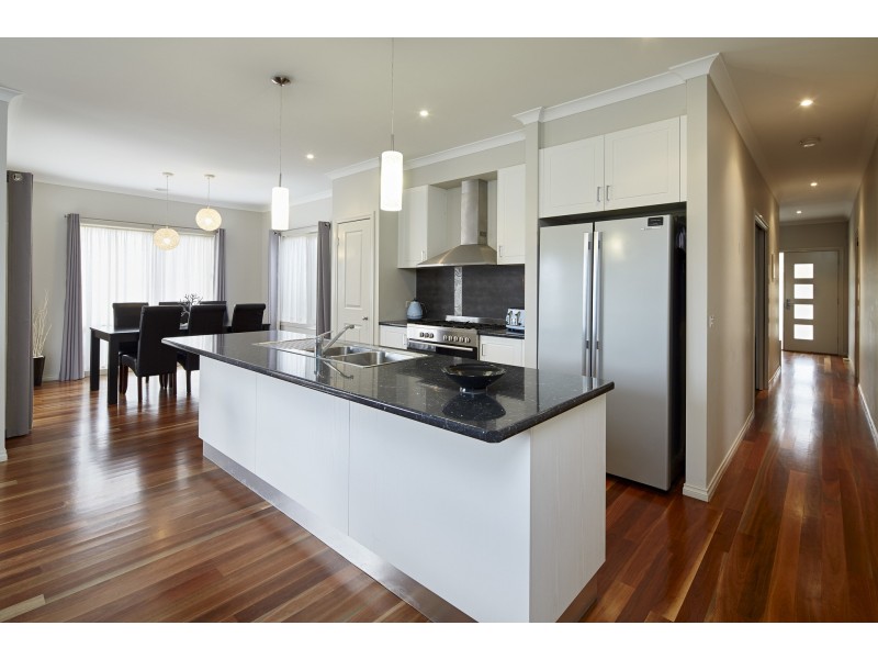 28 Valleyview Grove, Drouin VIC 3818