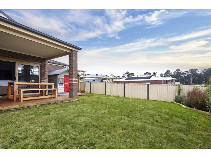 28 Valleyview Grove, Drouin VIC 3818