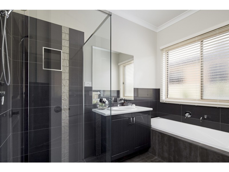 28 Valleyview Grove, Drouin VIC 3818