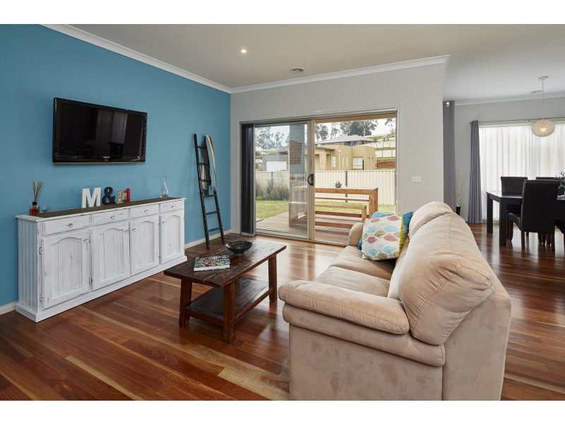 28 Valleyview Grove, Drouin VIC 3818