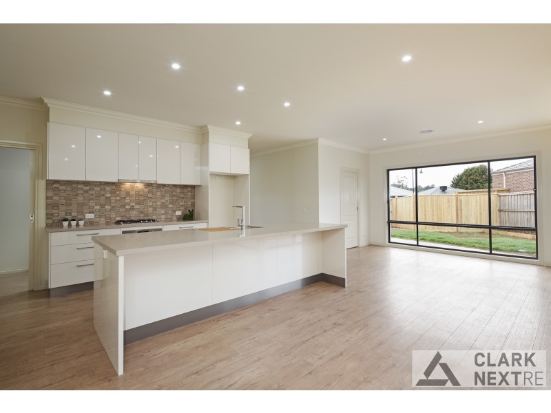 24 Kensington Drive, Warragul VIC 3820
