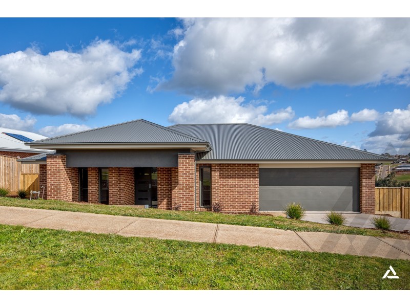 90 Jackson Drive, Drouin VIC 3818