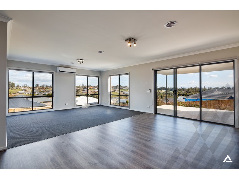 90 Jackson Drive, Drouin VIC 3818