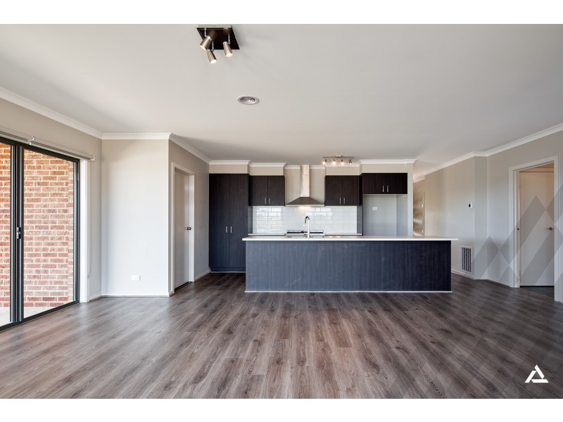 90 Jackson Drive, Drouin VIC 3818