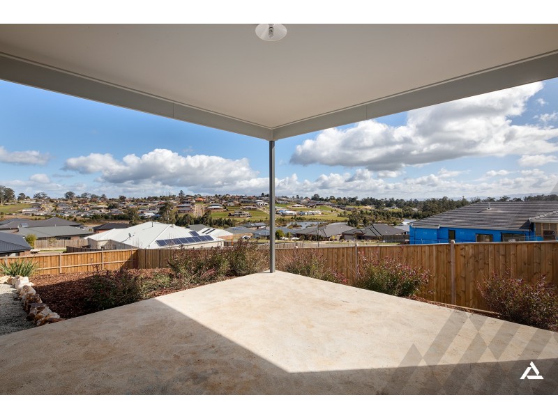 90 Jackson Drive, Drouin VIC 3818