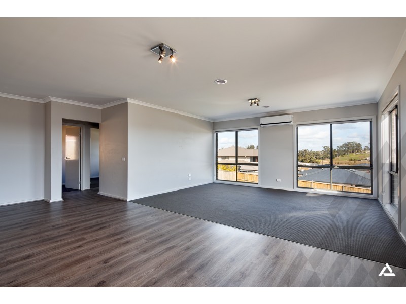 90 Jackson Drive, Drouin VIC 3818