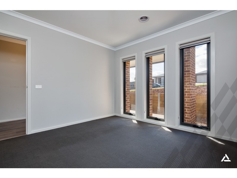 90 Jackson Drive, Drouin VIC 3818