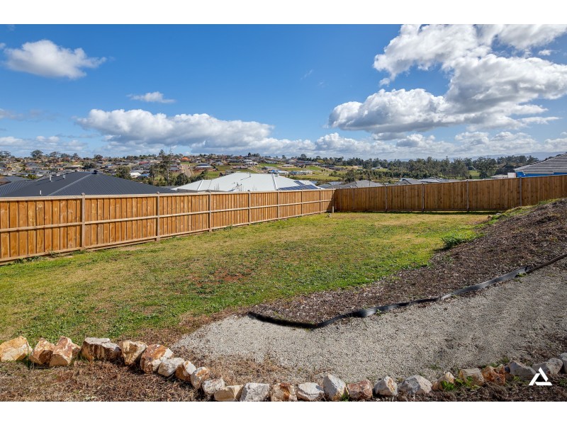 90 Jackson Drive, Drouin VIC 3818