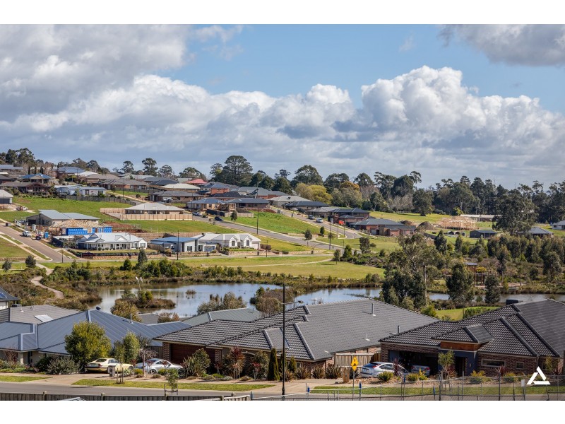 90 Jackson Drive, Drouin VIC 3818