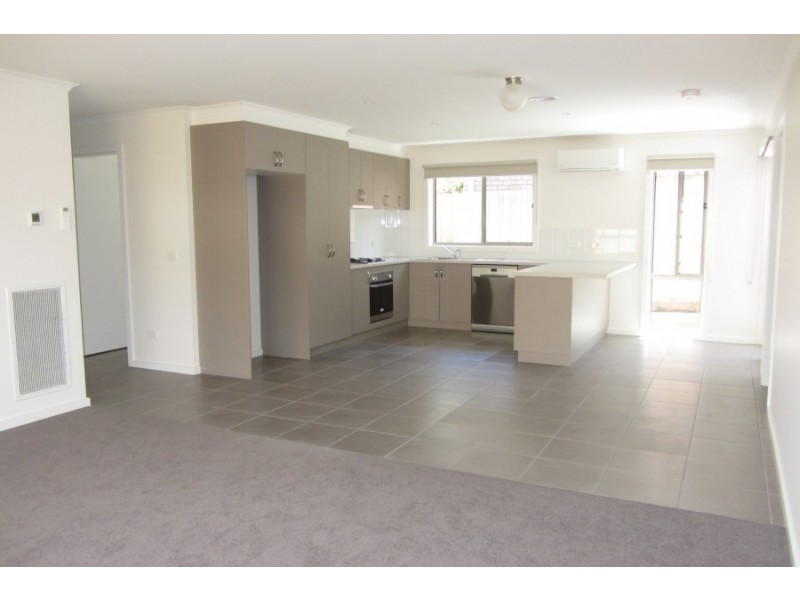1/4 Albert Road, Drouin VIC 3818