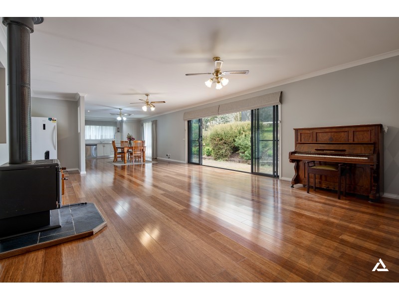 24 Settlers Rise, Drouin VIC 3818