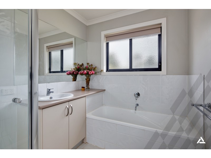 24 Settlers Rise, Drouin VIC 3818