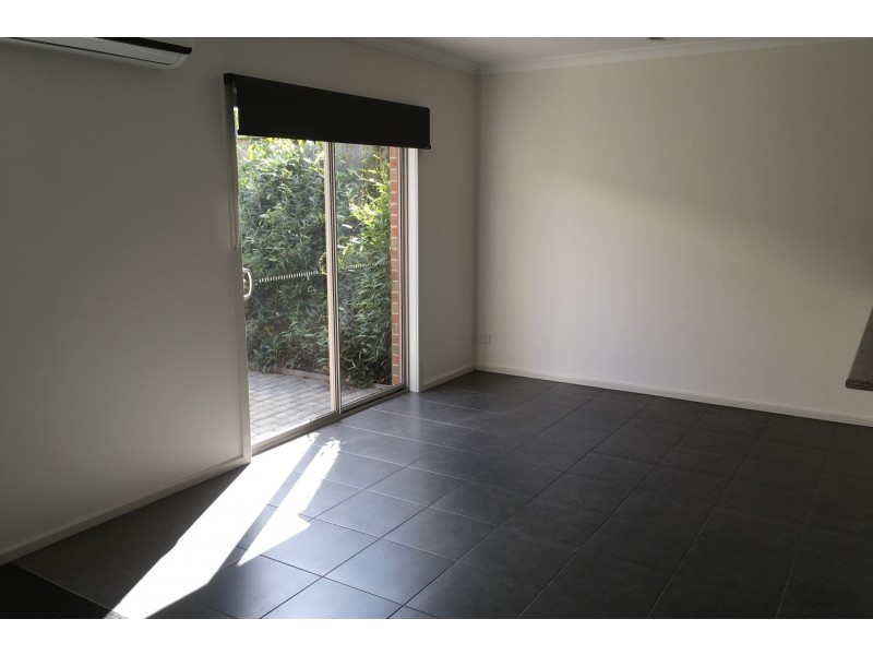 2/4 Hearn Street, Drouin VIC 3818