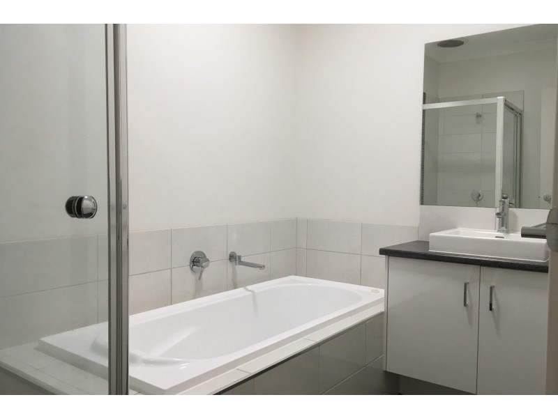 2/4 Hearn Street, Drouin VIC 3818