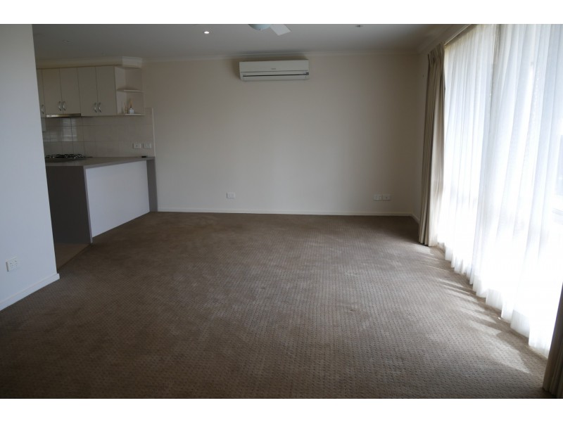 2/20-22 Lampard Road, Drouin VIC 3818