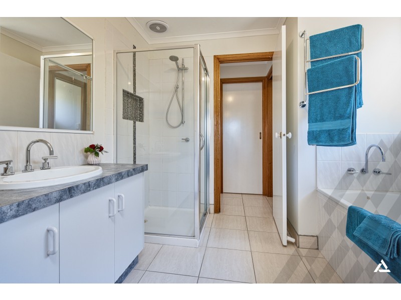 24 Adam Court, Drouin VIC 3818