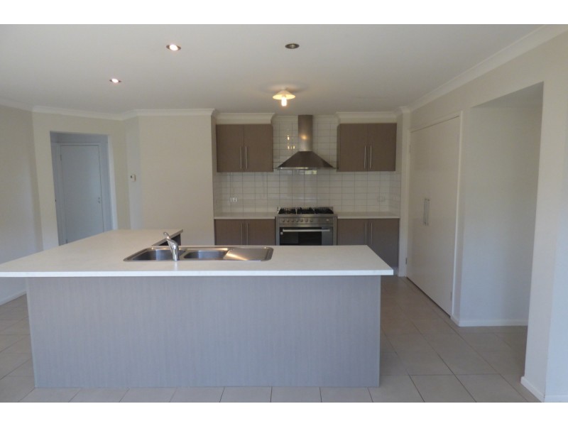 33 Lyndhurst Square, Drouin VIC 3818
