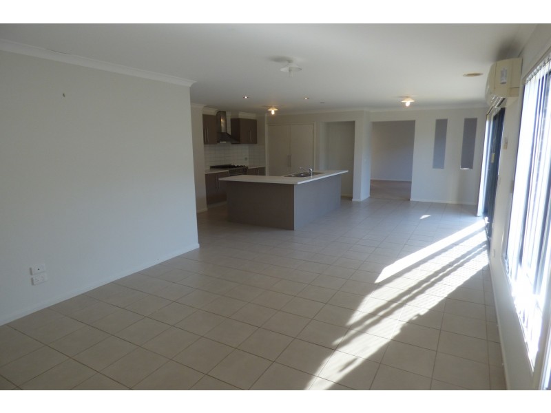 33 Lyndhurst Square, Drouin VIC 3818