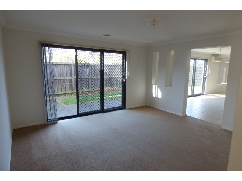 33 Lyndhurst Square, Drouin VIC 3818