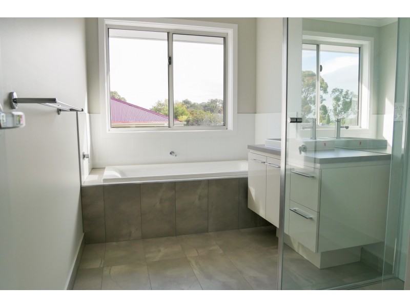 10 Kirkstall Close, Garfield VIC 3814