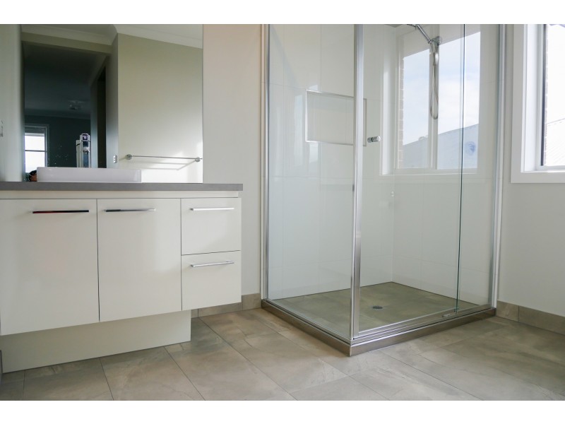 10 Kirkstall Close, Garfield VIC 3814