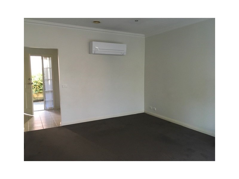 2/15 Balmoral Crescent, Drouin VIC 3818