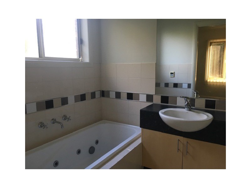 2/15 Balmoral Crescent, Drouin VIC 3818