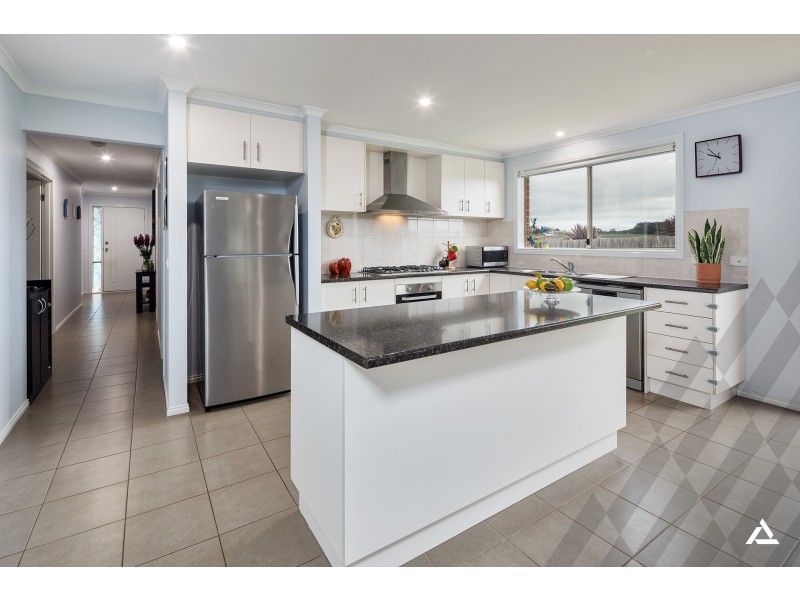 9 Wordsworth Court, Drouin VIC 3818