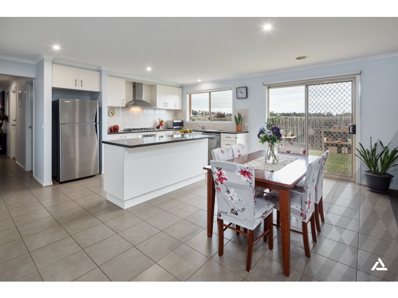 9 Wordsworth Court, Drouin VIC 3818