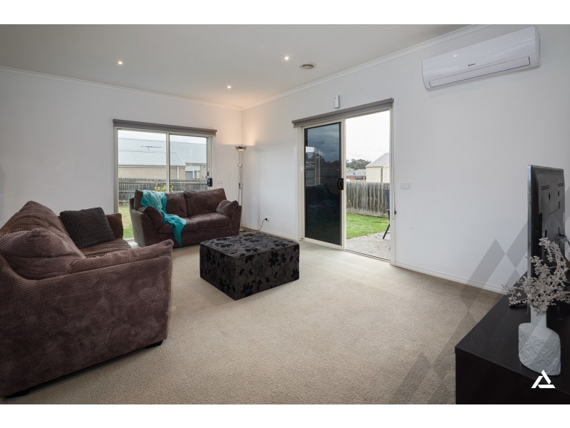 77 Cook Street, Drouin VIC 3818