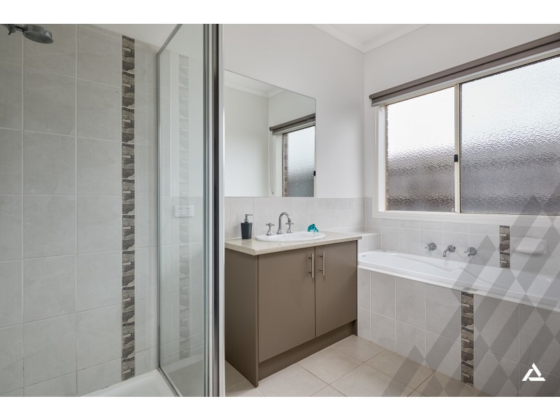 77 Cook Street, Drouin VIC 3818