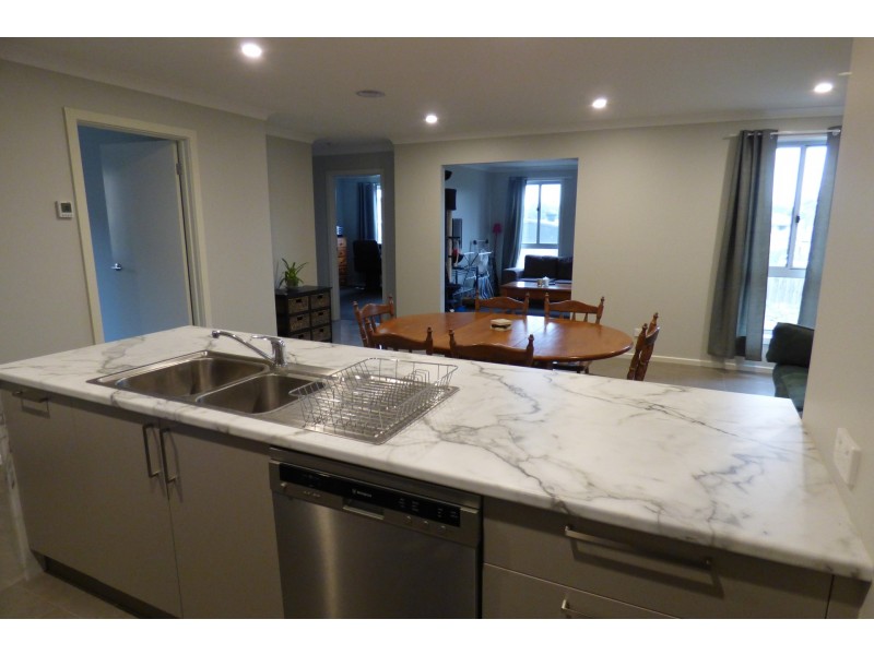 11 Chaucer Way, Drouin VIC 3818