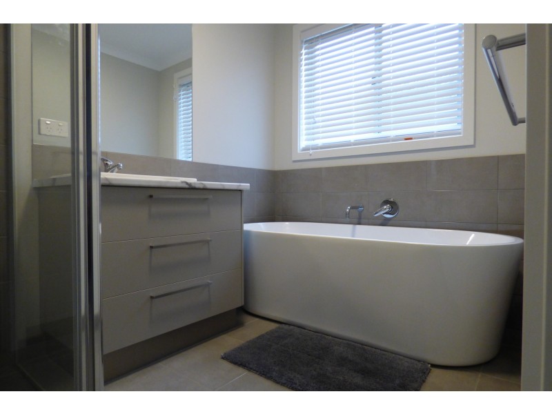 11 Chaucer Way, Drouin VIC 3818