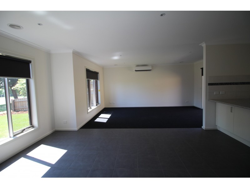 1/4 Hearn Street, Drouin VIC 3818