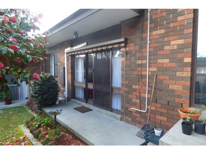 2/27 Young Street, Drouin VIC 3818