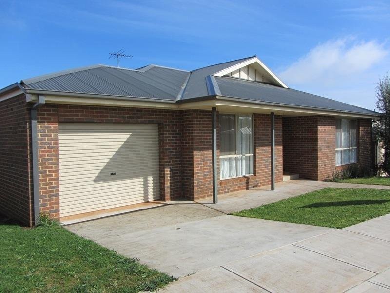 4 Shae Crescent, Drouin VIC 3818