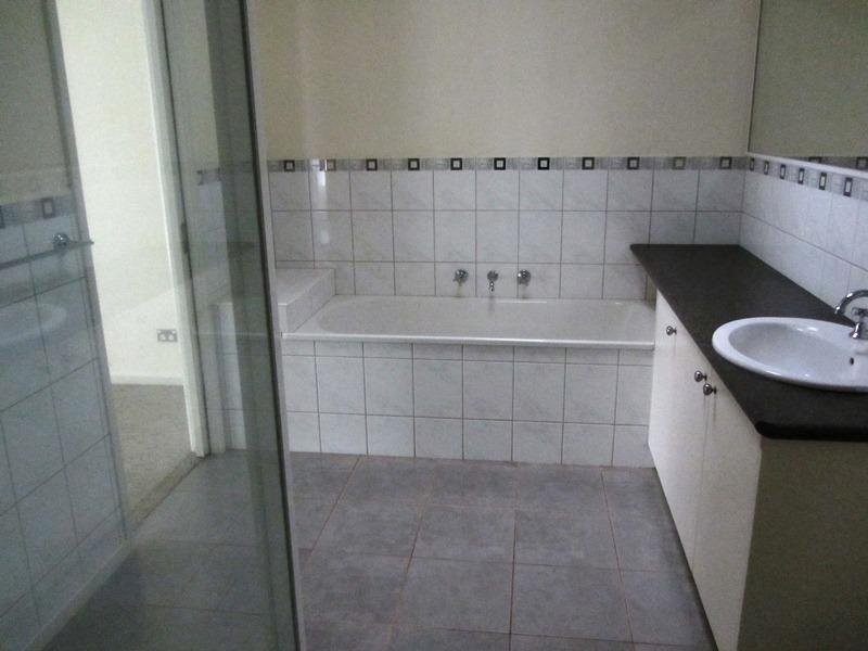 4 Shae Crescent, Drouin VIC 3818